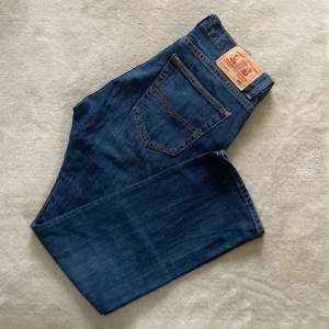 Mörkblåa Grant regular jeans st 34/30 säljes. Skick 9/10.  Pris: 100kr