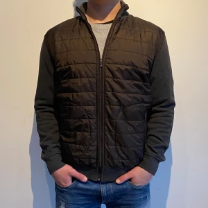 Cardigan  - Riktigt fet cardigan🔥 Storlek M. Perfekta plagget till våren och sommaren🤩tveka inte att höra av dig vi frågor eller funderingar. PRIS KAN DISKUTERAS VID SNABBT OCH SMIDIG AFFÄR✅😀