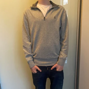 HALF ZIP FRÅN RALPH LAUREN - Snygg half zip från RALPH LAUREN/Skick: 10 av 10 ändast prövad/ Storlek: XS passar från 170 till 180 cm/ Persoen på bilden är 174 och väger 54/ Nypris: 1500 kr/ Vårat pris: 499 kr/ Kom i DM vid minsta fråga eller fundering/ Tack på förhand//AZresell🙌
