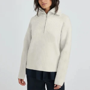 Stickad tröja  - Jättefin stickad tröja från bikbok med dragkedja fram, nypris 499kr, säljer för 180kr❤️❤️ storlek xs Inga defekter 