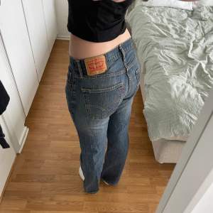 Säljer mina Levi’s 559 Jeans✨  W31 L32 (Jag har strl. M i jeans och passar bra på mig) 🧚‍♀️  Jag är 174cm lång och jeansen är lite korta på mig, går att sprätta upp längst ned ifall du vill få de lite längre! 🧸