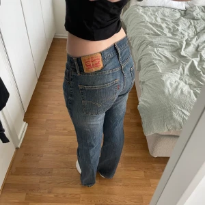 Levi’s 559 Jeans  - Säljer mina Levi’s 559 Jeans✨  W31 L32 (Jag har strl. M i jeans och passar bra på mig) 🧚‍♀️  Jag är 174cm lång och jeansen är lite korta på mig, går att sprätta upp längst ned ifall du vill få de lite längre! 🧸