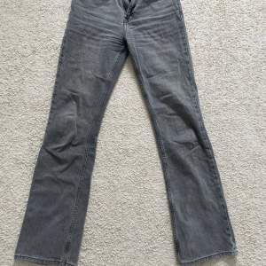 Gråa Gina jeans full length Flare stl 34 passar 170 och längre bra, inte mycket använda 💞