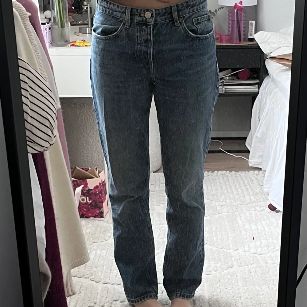 Säljer ett par mid rise jeans från zara. Har en fläck som förmodligen går bort i tvätten, därav det låga priset. Storlek 38 men passar mig som oftast har 36/S i jeans.💕. Jeans & Byxor.