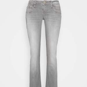 Säljer mina så fina gråa ltb valerie jeans. Lågmidjade bootcut!! Strl 27/32 men har sprättat upp de längst ned💕💕  Nypris är 829kr och de är slutsålda Tryck inte på köp nu !!