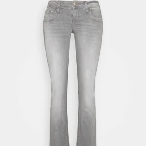 Grå LTB valerie Jeans - Säljer mina så fina gråa ltb valerie jeans. Lågmidjade bootcut!! Strl 27/32 men har sprättat upp de längst ned💕💕  Nypris är 829kr och de är slutsålda Tryck inte på köp nu !!