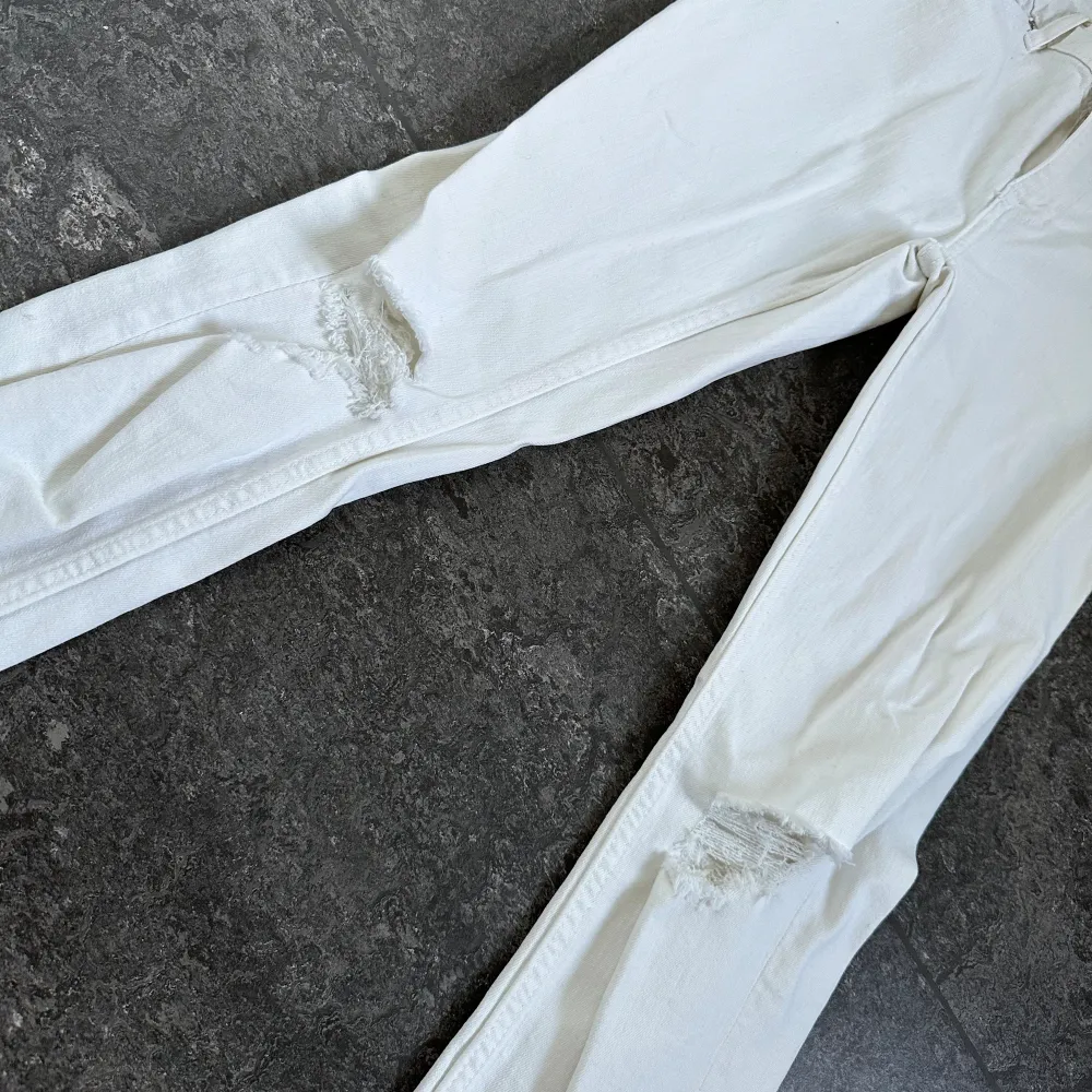 Vita jeans med slitningar i knäna, modell skinny Endast testade så är som nya . Jeans & Byxor.