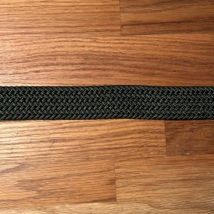 Flätat bälte  - Säljer det här nya och oanvända flätade bältet. Hela bältet bortsett från metallbiten är ca 101 cm långt, men kan stretchas ut till en större storlek. Pris: 49 kr. 