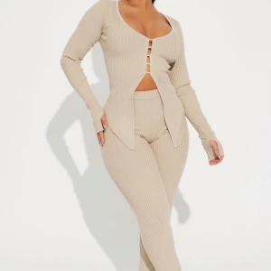 Fashionnova set - Helt nytt set från fashionnova. Prislapp sitter kvar. Storlek xs