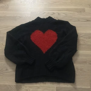 Mysig stickad tröja❣️ - Detta stickade tröja har används ett fåtal gånger och är fortfarande i bra skick. Den är väldigt mysig och sitter fint. Skriv för information. ❣️