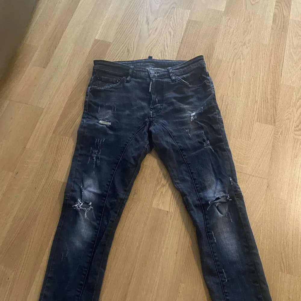 Ett helt par fina Dsquared2 jeans dom är i bra skick och är i storlek 42. Såklart är dom äkta, Prutat och klart.. Jeans & Byxor.