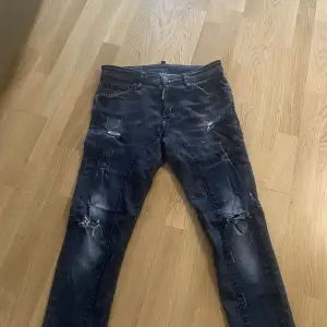 Ett helt par fina Dsquared2 jeans dom är i bra skick och är i storlek 42. Såklart är dom äkta, Prutat och klart.