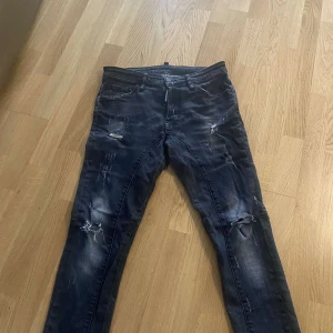 Dsquared2 Jeans - Ett helt par fina Dsquared2 jeans dom är i bra skick och är i storlek 42. Såklart är dom äkta, Prutat och klart.
