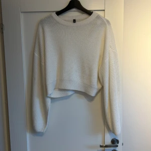 Vit stickad tröja  - Säljer denna superfina stickade tröjan som är croppad!! Använd fåtal gånger och därmed inga defekter. Storlek S!!