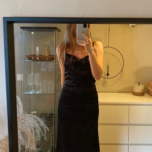 Svart långklänning  - Superfin svart långklänning perfekt till balen eller likande. Lappen finns inte kvar, så vet inte vilken storlek det är, men jag har vanligtvis storlek S/36 och den passar mig bra. Så jag skulle säga att den är i storlek S.