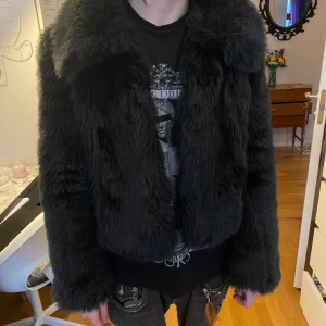 pälsjacka  - Skitsnygg pälsjacka, säljer för att den är för liten💔 Den passar storlek s/m. Den är perfekt croppad och super fluffig perfekt nu till våren :) 