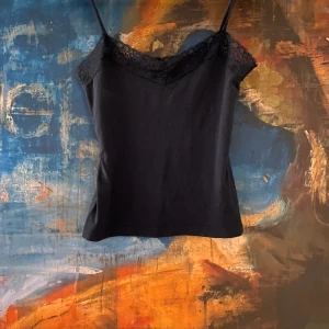 Marinblått spettslinne - Köpte den förra året och har använt det som ett nattlinne, mjukt och skönt bomulls material och väldigt fin färg❤️