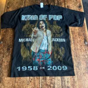 En fin tröja som har Michael Jackson både fram och bak. 