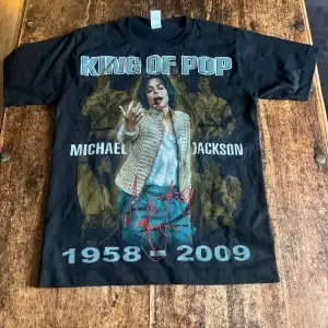 En fin tröja som har Michael Jackson både fram och bak. 