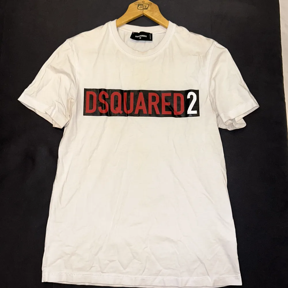 Dsquared2 t-shirt storlek M. Inga hål eller skavanker.. T-shirts.