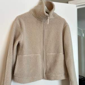 Intressekoll på denna superfina teddyjackan i beige från h&m! !!Säljer inte under 299kr!!