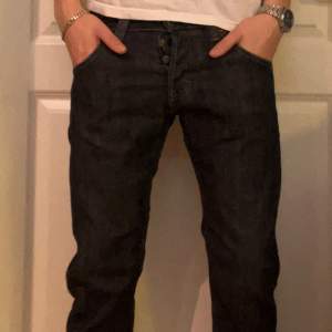 Skit snygga Lee jeans som är i storleken 30/32 men passar 28/32!💯