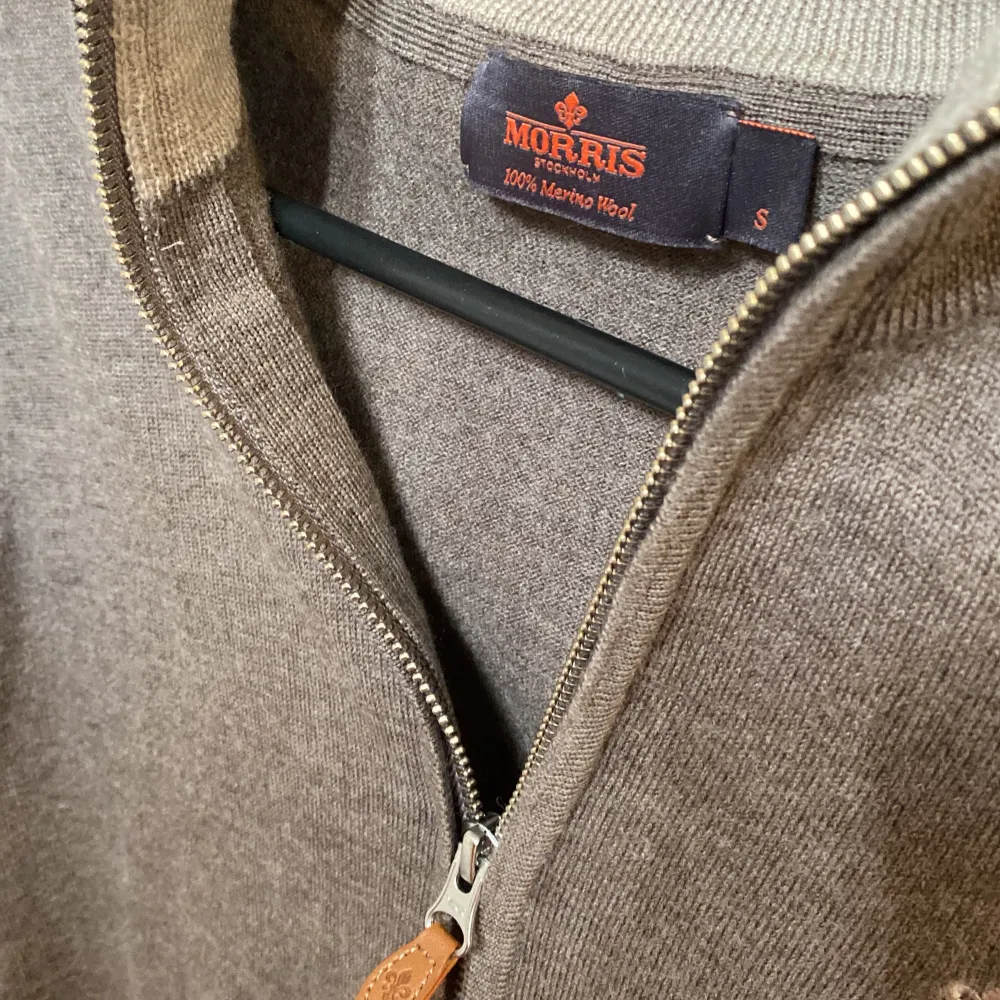 Jag säljer min Morris zip up som är i väldigt fint skick då den köptes hyfsat nyss. Säljes på grund av fel tvätt. Därav är tröjan i storlek S men liten i storleken och passar en person som har xs. Ny pris 2000kr. . Tröjor & Koftor.