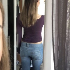 lågmidjade jeans  - jättefina lågmidjade jeans som tyvärr är för stora för mig. lånade bilder