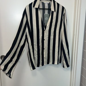 Blus - Prislapp kvar, aldrig använd.  Inte riktigt vit men ner beige/gräddvit & svart.