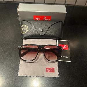 Tja säljer ett par feta rayban i färgen havana. Cond: 10/10 inga repor så gott som nyskick box, fodral och putsduk medföljer. Bara höra av sig vid eventuella frågor eller funderingar.