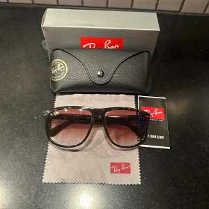 Rayban boyfriend havana 60/15 - Tja säljer ett par feta rayban i färgen havana. Cond: 10/10 inga repor så gott som nyskick box, fodral och putsduk medföljer. Bara höra av sig vid eventuella frågor eller funderingar.