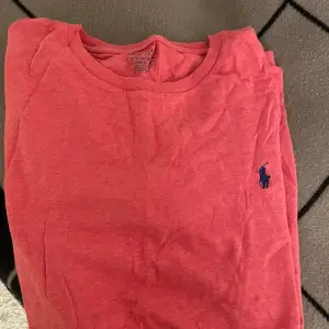 Röd tshirt från Polo Ralph Lauren i relativt nytt skick! Storlek xl men skulle säga mer som en typ lite större medium.
