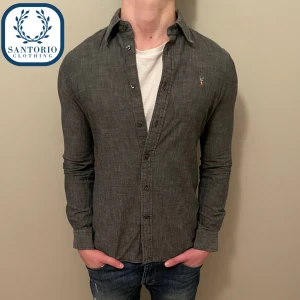 Ralph Lauren Skjorta - Jättefin Ralph Lauren skjorta i 10/10 skick! Han på bilden är ca 175/67kg. Skriv vid frågor eller funderingar🙌