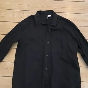Svart skjorta - Svart skjorta från hm divided i storlek s