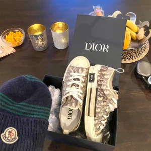 Dior b23 sneakers - Dior b23 low sneakers säljes. Moncler mössa fås med vid snabb affär.