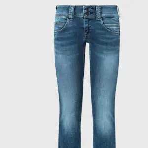 Jättesnygga Peppe jeans som tyvärr är för korta för mig. Lågmidjade och raka men ändå ganska vida nedtill. Storlek 28/30, tyvärr lite för korta för mig som är 167cm. Oanvända!! Nypris 1100kr