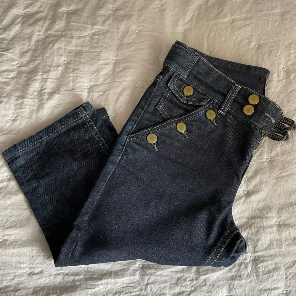 Lågmidjade jeans trekvartsbyxor från Filippa K. Mörk tvätt och guldknappar. W28, passar XS/S. Jättebra skick!. Jeans & Byxor.