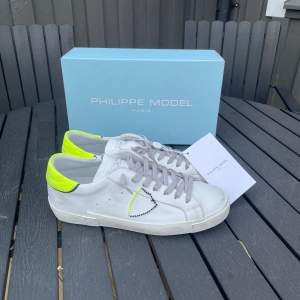 Helt nya Philippe Model prsx. Hetaste skon just nu perfekt för vår och sommar. Retail: ca 3500kr. Allt gott, mvh W
