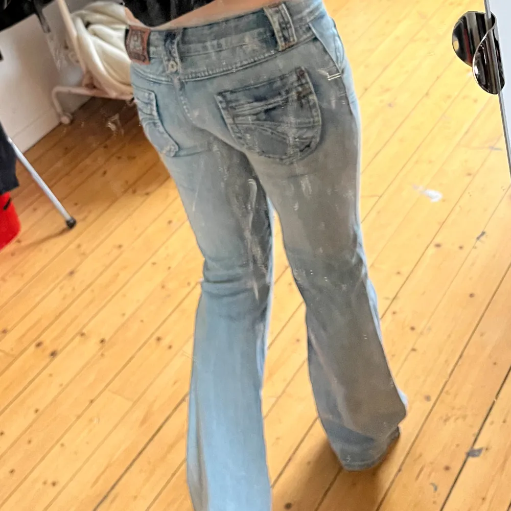 Skitsnygga vintage diesel jeans med lappen kvar! Säljer pga att de är lite för små för mig🩷 obs gylfen har ett litet Jack i sig så den kan åka it när man öppnar den men de e väldigt lätt att bara sätta ihop den sen !💕💕. Jeans & Byxor.