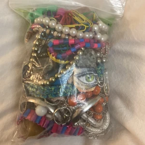 Smycken - ”Mystery bag” Med jätte många och alla möjliga acceoarier ringar ,armand, halsband, örhängen ,berlocker,kristaller, pendates och allt möjligt Kom privat för fler bilder eller diskutering av pris