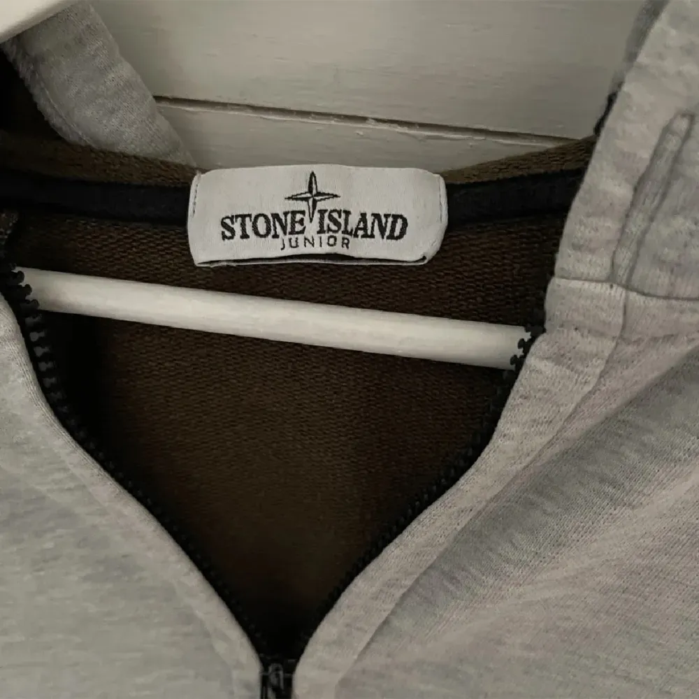 Säjer denna Perfekta vår tröja från Stone Island. Tröjan är i st S. Tröjan är väl omhändertagen med små skavanker, där av priset 🔥Skick 8.5/10. Övriga funderingar ?😉. Hoodies.