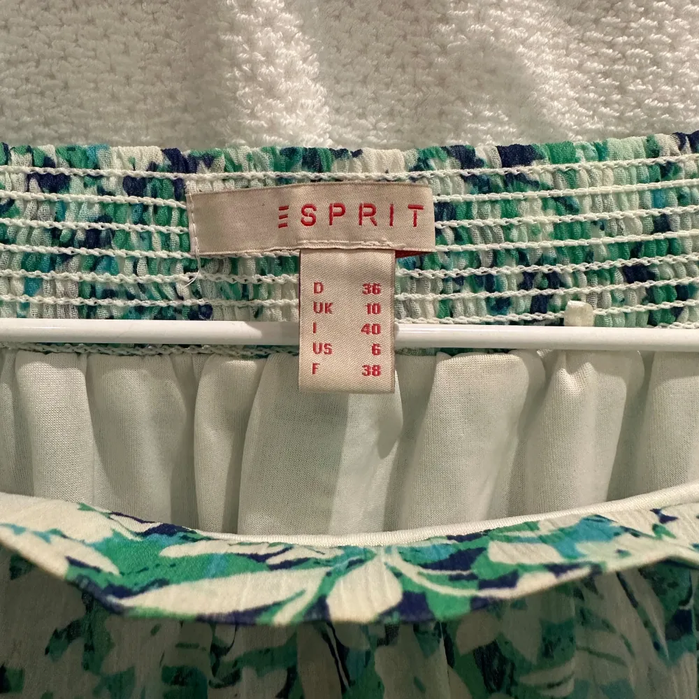 Fin blommig kjol från Esprit. Två lager. Resår på baksidan. Strl: 36. Hameet.