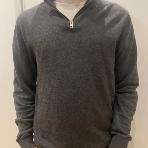 Grå half zip tröja  - Snygg Half zip tröja från Jack&Jones, skick 10/10.