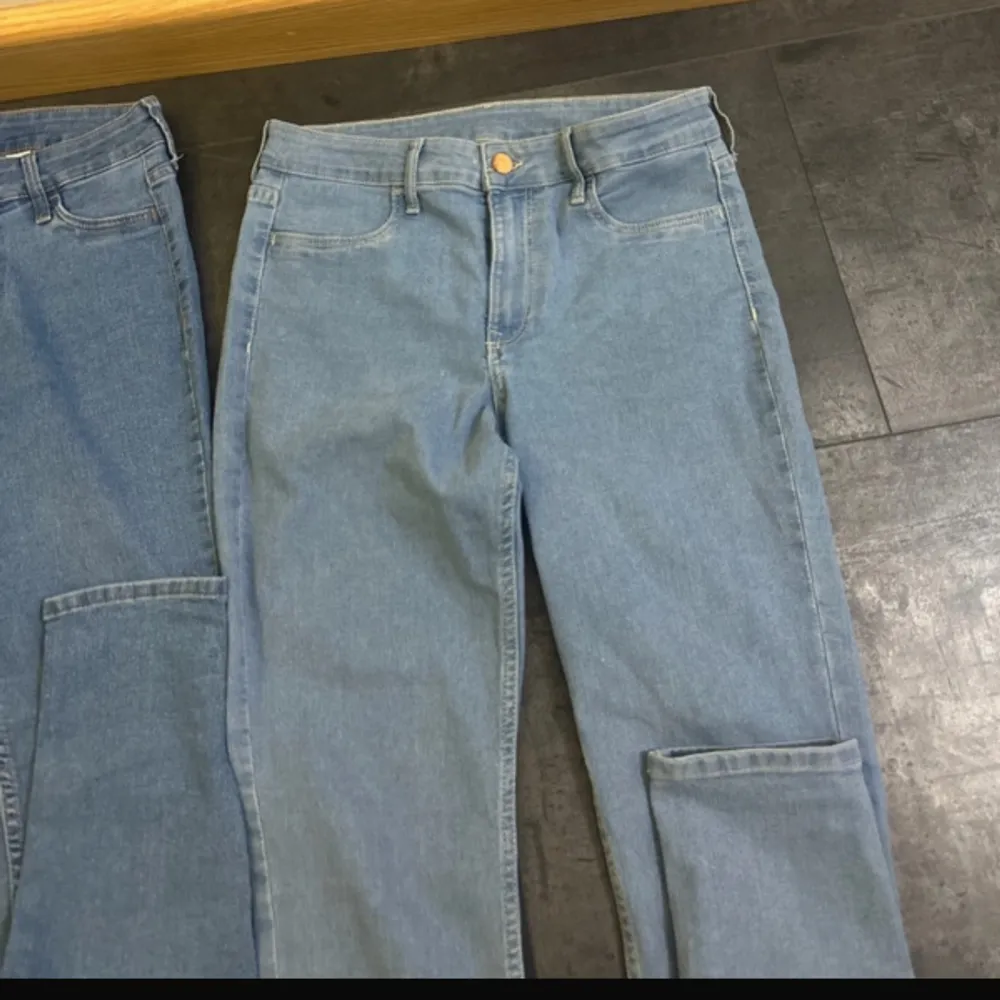 Tre stycken blåa jeans bra skick, alla för 20kr. Jeans & Byxor.