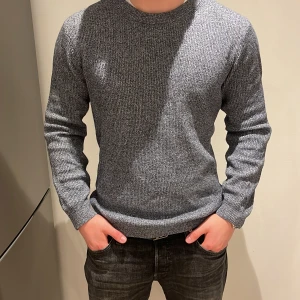 Stickad tröja  - Snygg stickad tröja i storlek M/L. Jätte fint skick ⭐️Nypris ca 700 ~ märke : Minimum