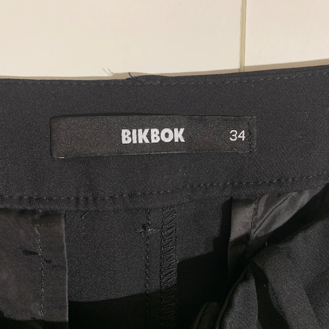 Svarta kostymbyxor  - 90