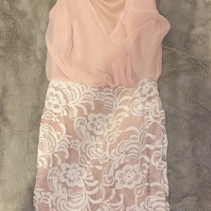 Klänning  - En klänning med tajt nederdel❤️ aldrig används. I storlek xs 