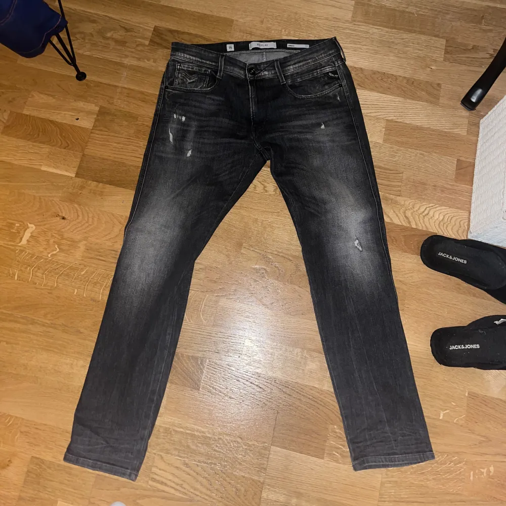 Säljer ett par replay Anbass jeans i storleken 34/30 men sitter som 34/32. Jeansen är använda ett fåtal gånger och kvitto kan gå o hittas. Nypris på dessa jeans är 1899kr men jag säljer dem för endast 1000kr.. Jeans & Byxor.