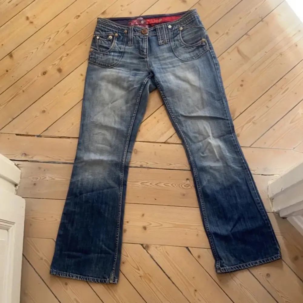 Såå snygga lågmidjade utsvängda jeans! 💕Bra skick. Skulle säga att de passar S eller liten M, bra längd för någon under 170 cm ❤️❤️ Köpt på plick och säljer pga att de inte passar mig! Bilder från föredetta säjare. Jeans & Byxor.