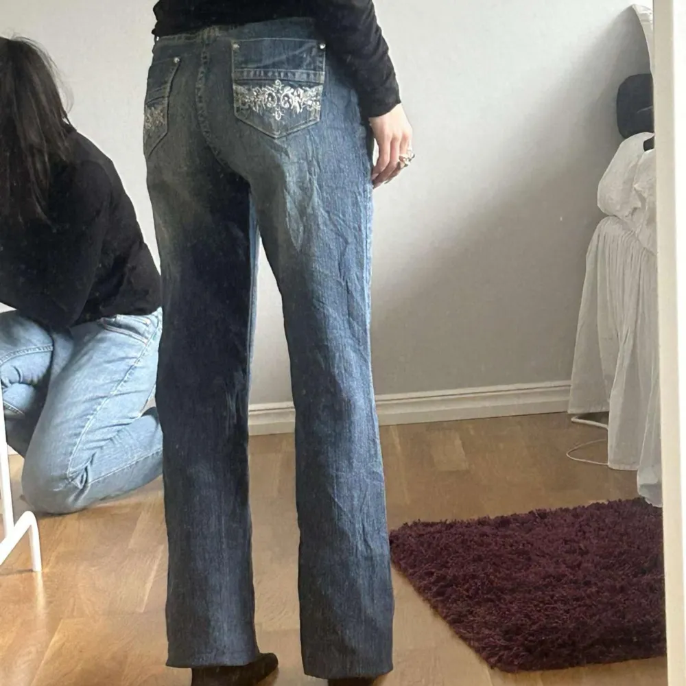 Fina Bootcut Jeans i Lowrise modell💞. Innerbensmåttet är 81 cm och midjemåttet är 35 cm. Modellen är 160 cm lång ✨️ Frågor och funderingar är varmt välkomna 😇  T3 141. Jeans & Byxor.